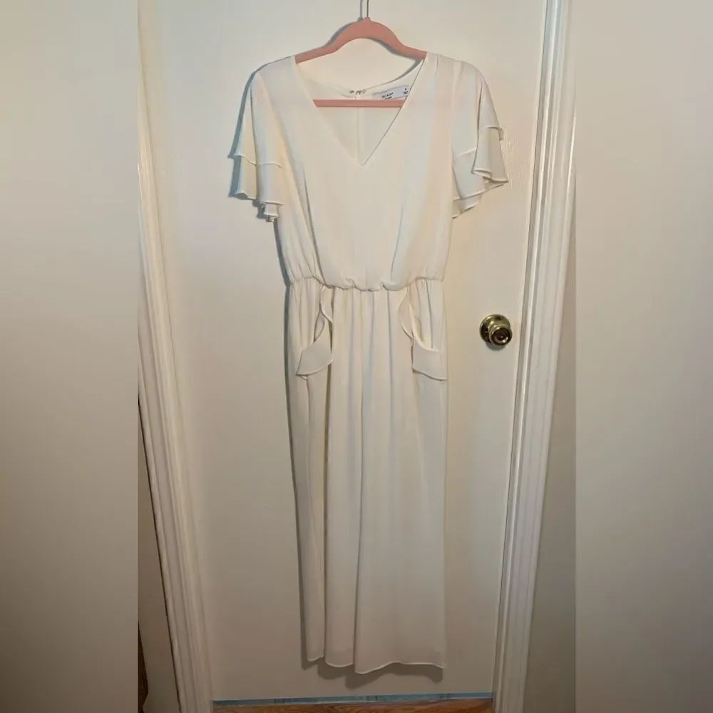 Ali & Jay EUC white/ivory ruffled short sleeve jumpsuit Size small